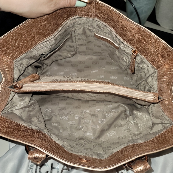 Micheal kors purse - Picture 3 of 3